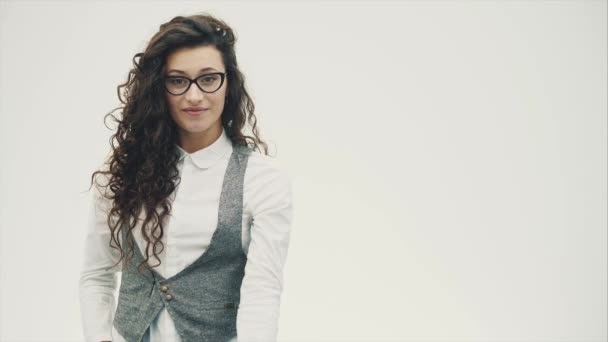 Giovane energico grande business ragazza in piedi su uno sfondo bianco in occhiali . — Video Stock