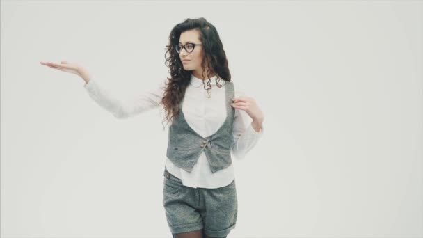 Fiatal, energikus, gyönyörű üzleti lány szemüveges fehér alapon. — Stock videók