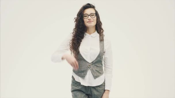 Jonge energieke prachtige business meisje op witte achtergrond met bril. — Stockvideo
