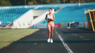 Düzenli olarak spor genç kız. Bu sırada her sabah çalışır. Bir spor vücut vardır.