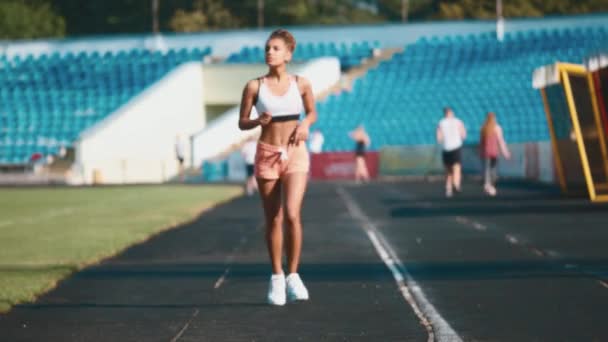 La joven se divierte regularmente. Durante esto se ejecuta cada mañana. Tiene un cuerpo deportivo . — Vídeo de stock