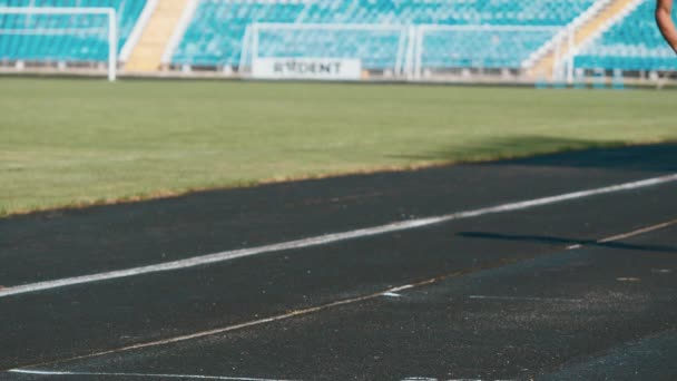 Mujer corredor mantenga su pierna lesionada en pista . — Vídeos de Stock