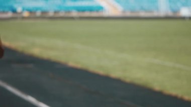Güçlü bir portresi uygun spor stadyum çalışan kız. Güzel kız stadyumda çalışır ve oyuncu dinler.