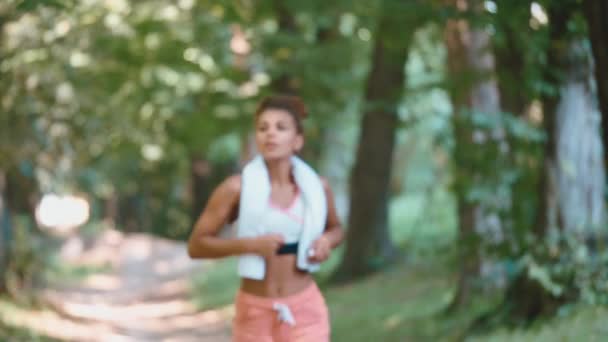 Corridore donna sana. Prendi un asciugamano bianco sulla spalla  . — Video Stock