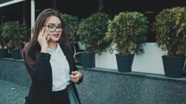 Genç güzel iş elbiseleri yürüyüş akıllı iş kız.