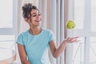 Elma meyve tutan Asya genç kadın. Sağlıklı beslenme diyet kavramı, beyaz arka plan üzerinde meyve ile gülümseyen güzel kadın Diyet.