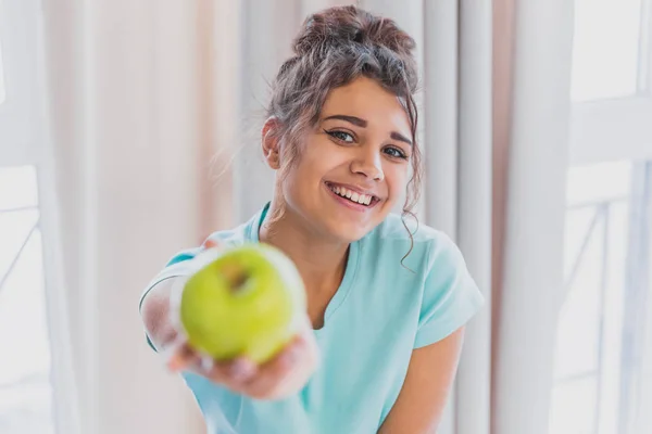 Mujer comiendo manzana. Nutrición saludable. Dieta. La joven está comiendo manzana. Concepto de alimentación saludable. Vegetariano, vegano, concepto crudo . — Foto de Stock