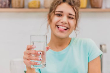 Taze su tutarak ve gülümseyen güzel, güzel, genç kadını