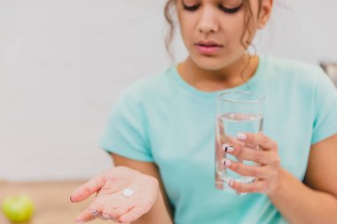 Ağrı gidermek için hap ve su acil tıp, ek veya antibiyotik antidepresan ağrı kesici ilaç alarak elinde tutan kadın.