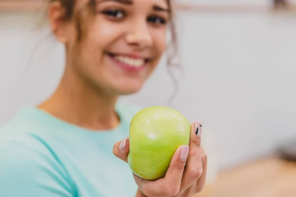 Mujer joven feliz comiendo manzana en la cocina. Dieta. Concepto de dieta. Alimento saludable . — Foto de Stock
