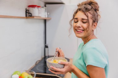 Beyaz kahvaltı gevreği ve süt ile pişirme Vintage kadında. Diyet, mus, Mısır gevreği - sağlıklı beslenme kavramı.
