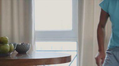 Sabah genç kız. En iyi elma yeşil görünüyor uykulu seçme.