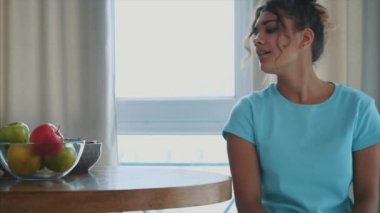 Sabah genç kız. En iyi elma yeşil görünüyor uykulu seçme.