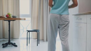 Sıcak bir içecek, mutlu hanım bir holding rahatlatıcı güzel, sakin olan kadın bir fincan kahve. Güzel esmer. Yiyecek ve içecek. Sağlıklı ev gıda