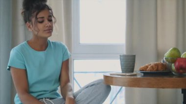 Sıcak bir içecek, mutlu hanım bir holding rahatlatıcı güzel, sakin olan kadın bir fincan kahve. Güzel esmer. Yiyecek ve içecek.