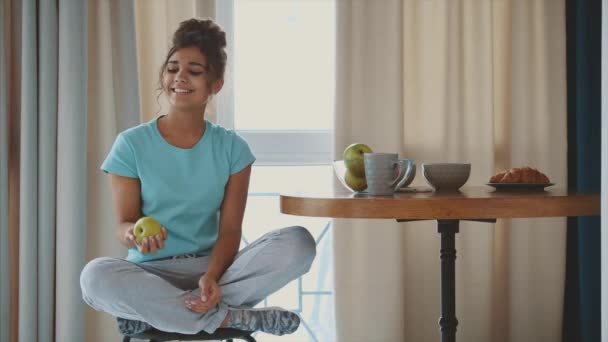 Morgen junges Mädchen. Die Wahl des besten grünen Apfels wirkt schläfrig. — Stockvideo