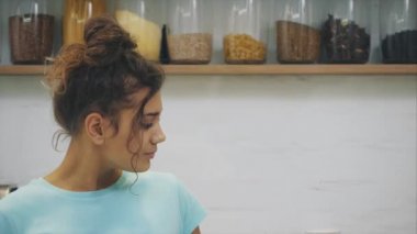 Mutfak mutlu genç kadın yeme elma. Diyet. Diyet kavramı. Sağlıklı gıda. Ağırlık kaybetme.