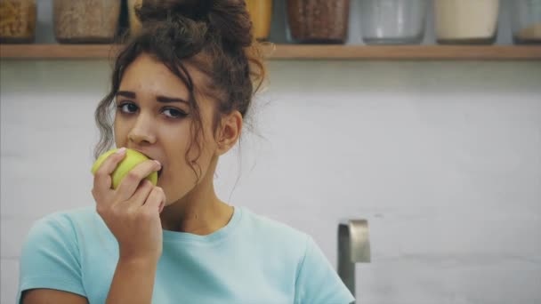 Mujer joven feliz comiendo manzana en la cocina. Dieta. Concepto de dieta. Comida saludable. Perder peso . — Vídeos de Stock