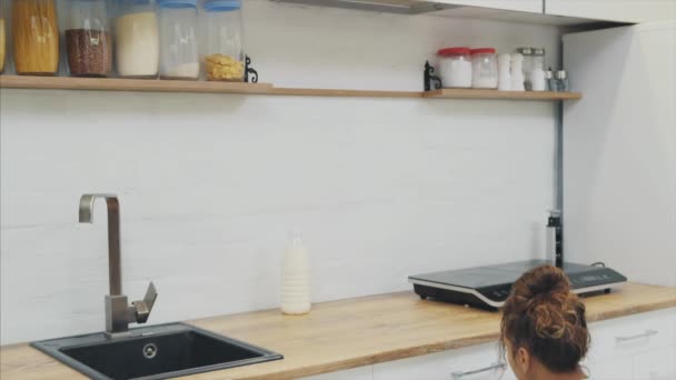 Femme vintage dans la cuisine du petit déjeuner blanc avec flocons et lait. Alimentation, mousse, flocons de maïs - le concept d'une alimentation saine . — Video