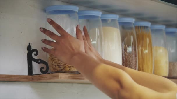 Mujer vintage en el desayuno blanco de cocina con hojuelas y leche. La dieta, la mousse, los copos de maíz - el concepto de la alimentación saludable. Cocinar en la cocina . — Vídeos de Stock