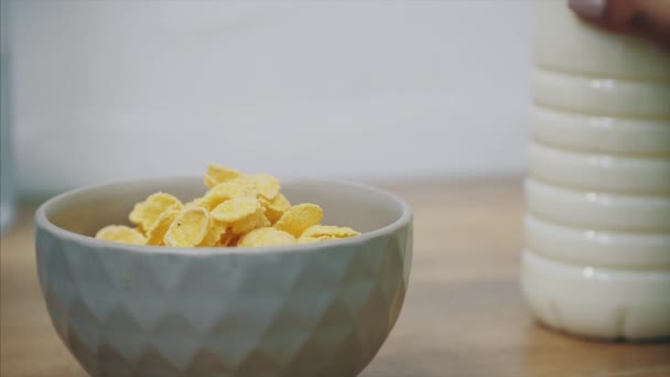 Vintage donna in bianco colazione cucina con fiocchi e latte. Dieta, mousse, cornflakes - il concetto di alimentazione sana. Cucinare in cucina . — Video Stock