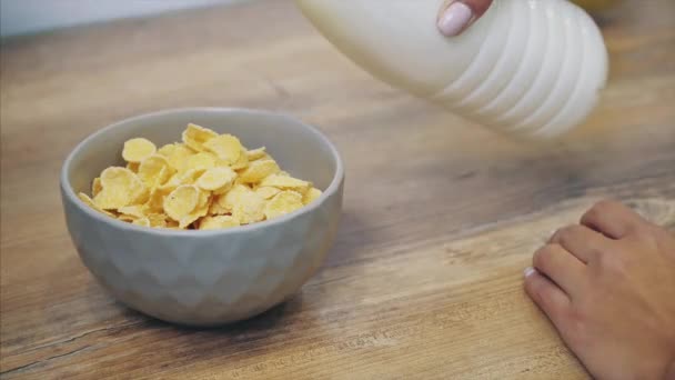 Mujer vintage en el desayuno blanco de cocina con hojuelas y leche. La dieta, la mousse, los copos de maíz - el concepto de la alimentación saludable. Cocinar en la cocina . — Vídeo de stock