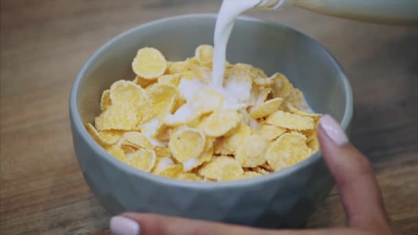 Mujer vintage en el desayuno blanco de cocina con hojuelas y leche. La dieta, la mousse, los copos de maíz - el concepto de la alimentación saludable. Cocinar en la cocina . — Vídeos de Stock