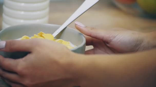 Femme vintage dans la cuisine du petit déjeuner blanc avec flocons et lait. Alimentation, mousse, flocons de maïs - le concept d'une alimentation saine. Cuisiner dans la cuisine . — Video