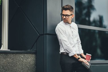 Genç yakışıklı işadamı sokağın kahve içme