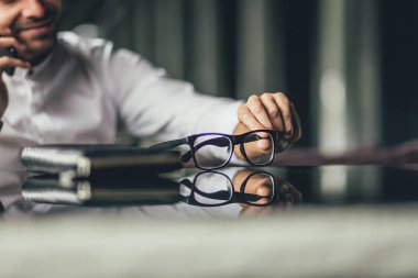 konuşmak Cafe telefon ve gözlük masada elinde tutan işadamı