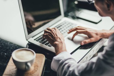 İş ara öğle yemeği, düşünceli girişimci bilgisayar, akıllı erkek freelancer iş laptop üzerinden kablosuz bağlanma sırasında kafede otururken bir dizüstü bilgisayarda çalışan genç başarılı iş adamı