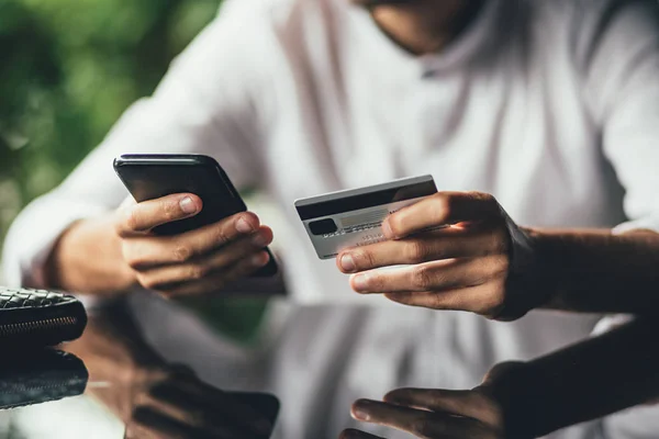 Yakın çekim kadar mobil holding eller ve kredi kartı mans. Online bankacılık uygulama cep telefonunu kullanarak iş adamı çek hesabı dengesini
