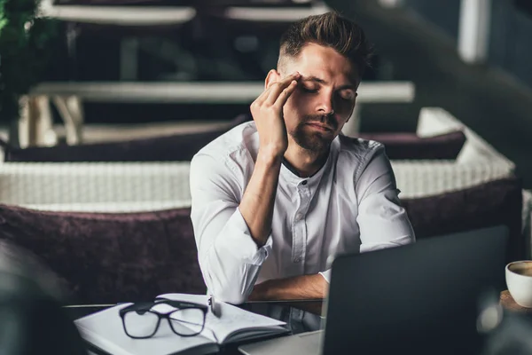 İşadamı duygu baş ağrısı kafede mesafe iş yaparken planları, erkek girişimci başarısızlıkla overworked çözme sorunlar ile başlangıç projesi ile zor zamanlama yorgun yorgun. — Stok fotoğraf