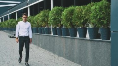 İş elbiseleri giymiş genç iş adamı işe gider.