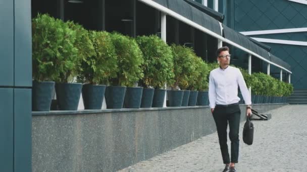 Ung affärsman klädd i business kläder går till jobbet. — Stockvideo