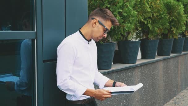 Jeune Homme Affaires Vêtu Vêtements Travail Lunettes Tient Bureau Pendant — Video