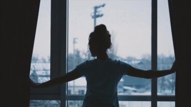 Genç modeller ile tam boy pencereler, modern bir yüksek katlı evde çıplak ayakla dans sabah, yeni gün, yeni bir daire aldım karşılama kollarını uzanıyordu. Mutlu, canlı, rüyada duygusu