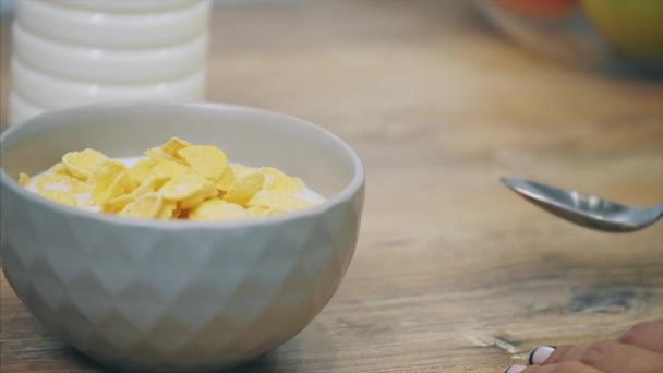 Mujer vintage en el desayuno blanco de cocina con hojuelas y leche. La dieta, la mousse, los copos de maíz - el concepto de la alimentación saludable. Cocinar en la cocina . — Vídeos de Stock