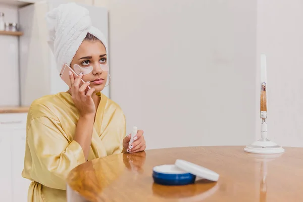 Okouzlující mladá dívka probudila brzy ráno v dobré náladě, pod očima bílých skvrn proti otoku. — Stock fotografie