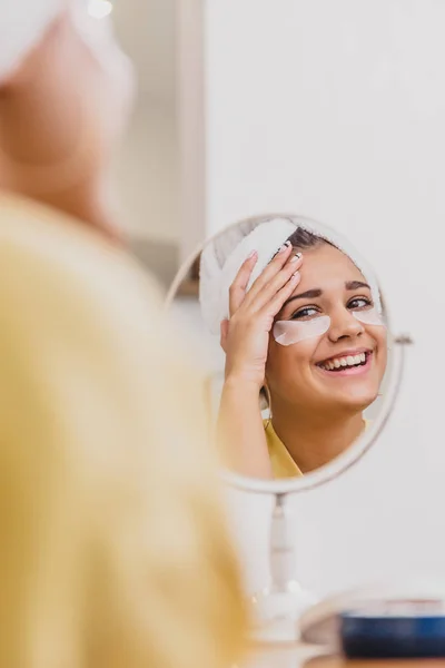 Une charmante jeune fille se réveilla tôt le matin de bonne humeur, sous les yeux de taches blanches contre le gonflement . — Photo