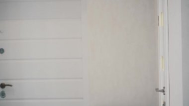 Bir sabahlık başında bir havlu ile genç bir kadın. Banyodan gelen ışık hariç. Ev atmosfer.