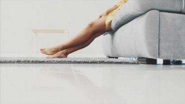 Bornoz evde rahatlatıcı güzel kız. Genç kadın, Her sabah rutin, bornoz evde rahatlatıcı sonra A Shower.Beautiful kız.