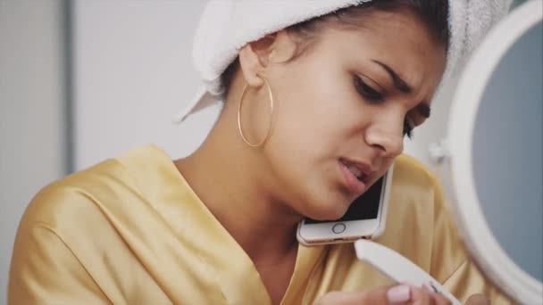 Jovem Sorri Acordar Manhã Menina Feliz Com Uma Toalha Cabeça — Vídeo de Stock