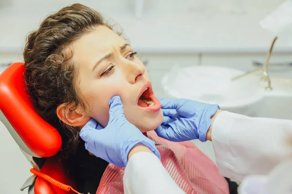 Dívka je na recepci zubaře. Happy klientů na zubaře úsměvy. Bělení zubů. Zubní klinika. Zubní ošetření v moderní klinika. — Stock fotografie