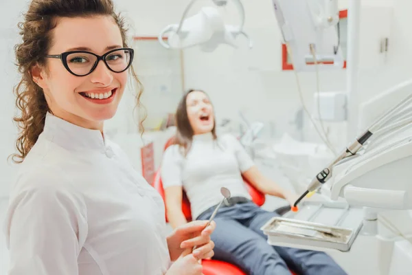 Młoda dziewczyna atrakcyjne w recenzję u dentysty. Piękna dziewczyna, otwierając usta siada na Fotel dentystyczny. — Zdjęcie stockowe