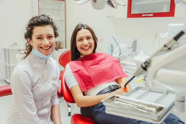 Portret szczęśliwy dentysty na krześle Dentyści. Podczas ten uśmiech. W pobliżu lekarz jest siedzi, a także uśmiechy. — Zdjęcie stockowe