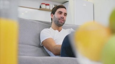 Genç çift kendi dairesinde rahatlatıcı, kanepede yatarken ve film izlerken.