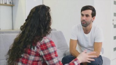 Güzel bir kadının portresi, aşkı ile sevgilisine bakarak heyecanlı. Konuş, birbirimize bakıyorum. Siyah kot giymiş.