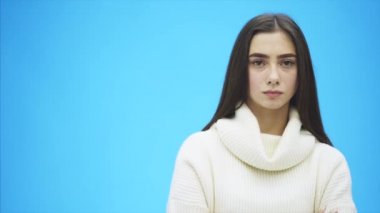 Temiz, mükemmel cilt güzel genç kadın. Doğal çıplak makyaj ve onun yüzüne dokunmadan güzellik model portresi. Mavi bir arka plan close-up. Boşaltmak.