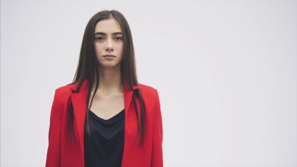 Mujer morena hermosa joven. Vestido con una chaqueta roja. Muestra un gesto simbólico de una pistola, un gesto del juego . — Vídeos de Stock